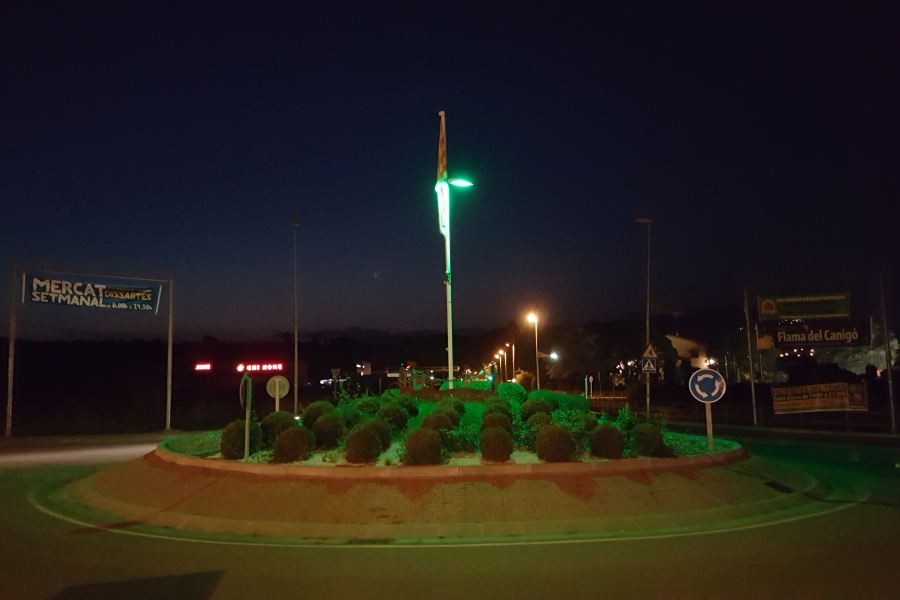 La plaça Pere Vilardebò, il·luminada de color verd