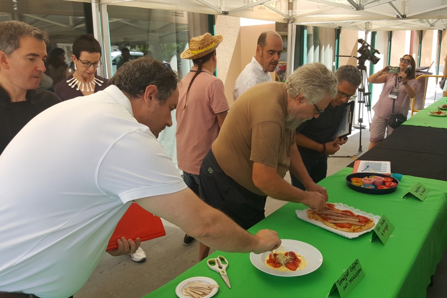 Membres del jurat tastant els diferenta plats del concurs de cuina