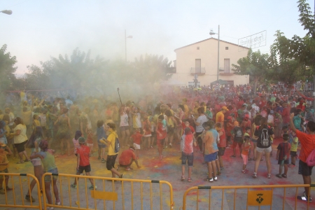 La Holi Parti ha tenyit de color la plaça de l'Ajuntament