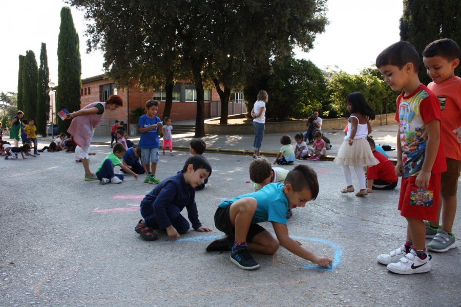 Nens i nenes de P5 pintant sobre l'asfalt