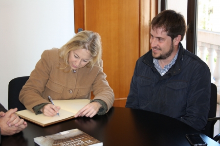 Neus Munté, acompanyada de Francesc Bonet, signant el llibre de visites de l'Ajuntament