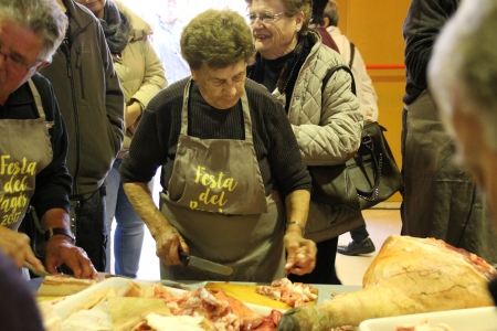 La Teresa Arimany, antiga mocadera, treballant el porc