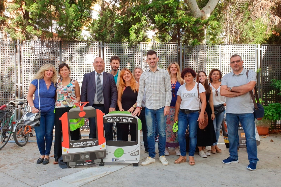 Representants polítics i tècnics dels ajuntaments de la Vall del Tenes a la seva arribada a Barcelona