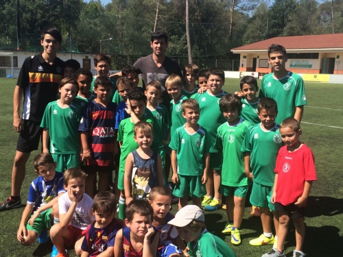 Albert Luque, amb els nens i nenes del campus