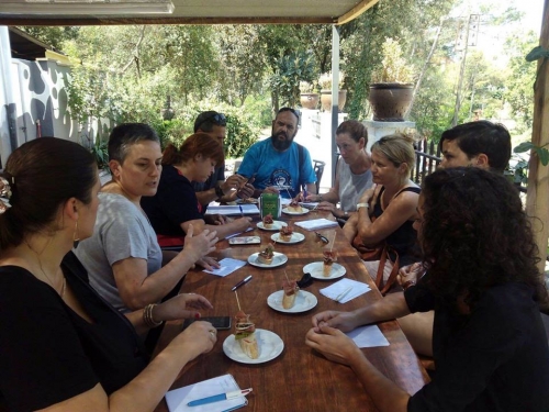 Membres del jurat evaluant els pintxos