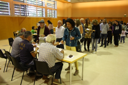 Llargues cues per votar a la sala gran de La Fàbrica
