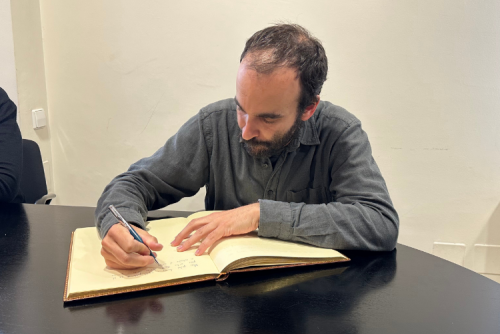 Edu Sola signa Llibre d'Honor