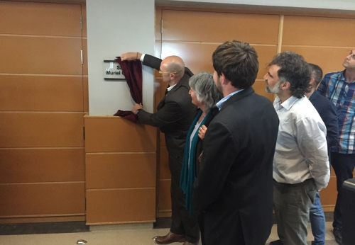 El conseller Raül Romeva, descobrint la placa commemorativa
