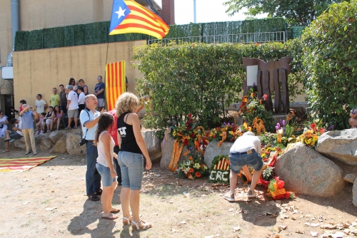 Ofrena floral al monument de l'11-S