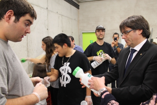 Puigdemont observa com funciona el reciclatge d'oli