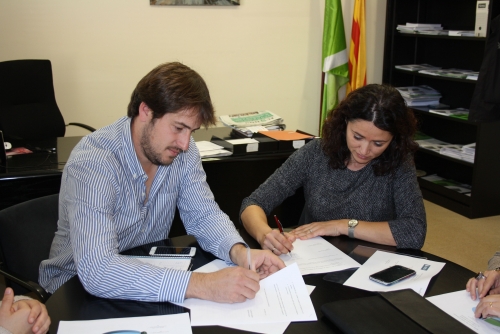 Francesc Bonet i Berta Trillo signant el conveni