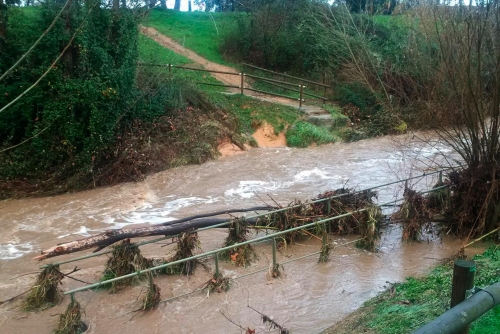 La passera mòbil s'ha desplaçat cap al marge del riu