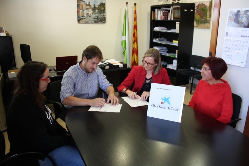 Bonet i Aguilera, al centre de la imatge, signant l'acord