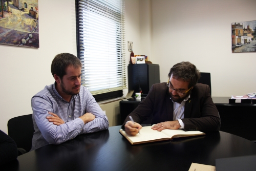 Juli Fernàndez, signant al llibre d'honor de l'Ajuntament