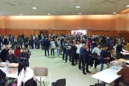 Llargues cues per poder votar, al recinte de La Fàbrica
