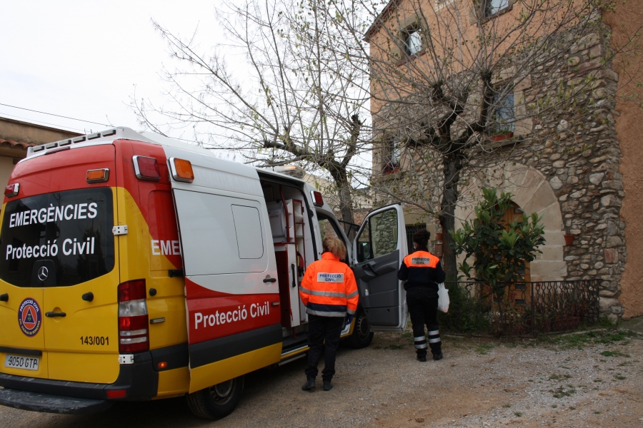 Protecció Civil portant menjar a domicili