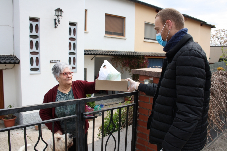 Tercer pas: el voluntari fa entrega de la compra a la persona beneficiària