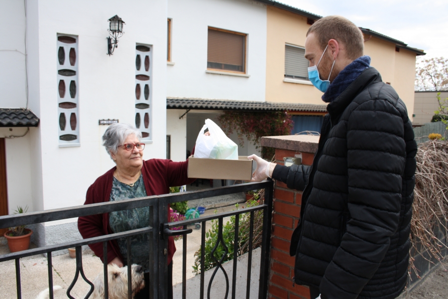 Tercer pas: el voluntari fa entrega de la compra a la persona beneficiària