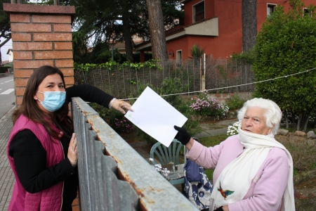 Personal de Serveis Socials fent entrega d'un dels dibuixos 