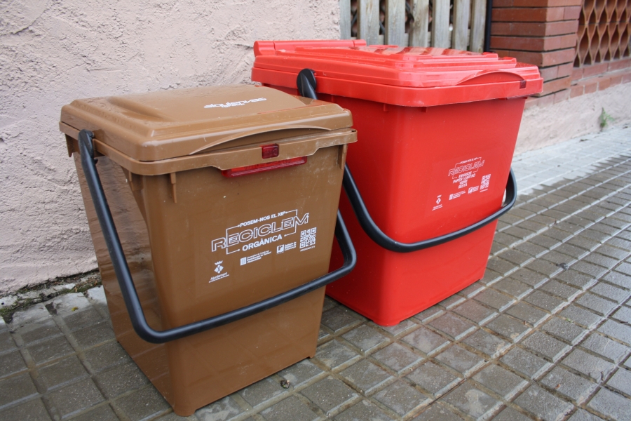 Els dos cubells que s'utilitzen per al porta a porta