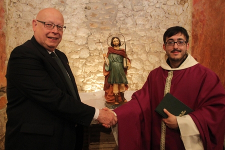 L’alcalde i el mossèn al costat del Sant