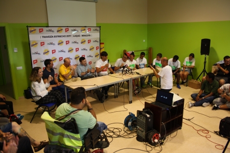 Sala plena de gom a gom per seguir la roda de premsa