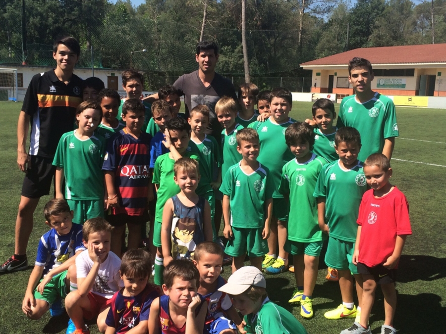 Albert Luque, amb els nens i nenes del campus