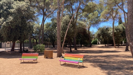 Els bancs de l'Escola Ronçana, pintats a finals de juny