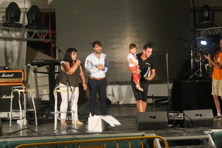 Els guanyadors recollint el premi