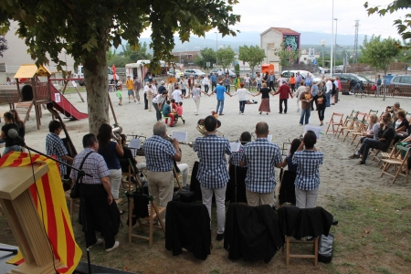 La cobla Ciutat de les Roses tocant sardanes