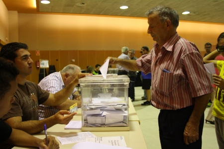 Un ciutadà dipositant el seu vot a l'urna