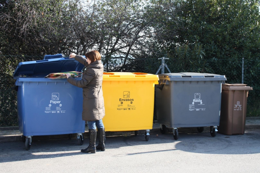 Actualment, el nostre poble té contractat el sistema de recollida d'escombraries en contenidors