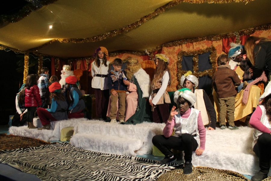 Melcior, Gaspar i Baltasar rebent les cartes dels nens