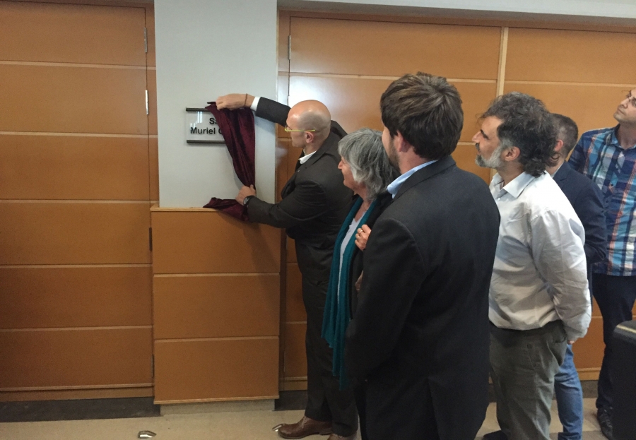 El conseller Raül Romeva, descobrint la placa commemorativa