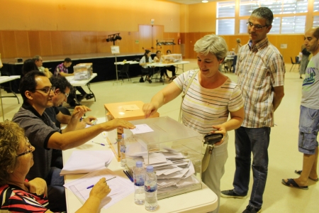 Una de les meses de votació, durant les eleccions d'ahir diumenge