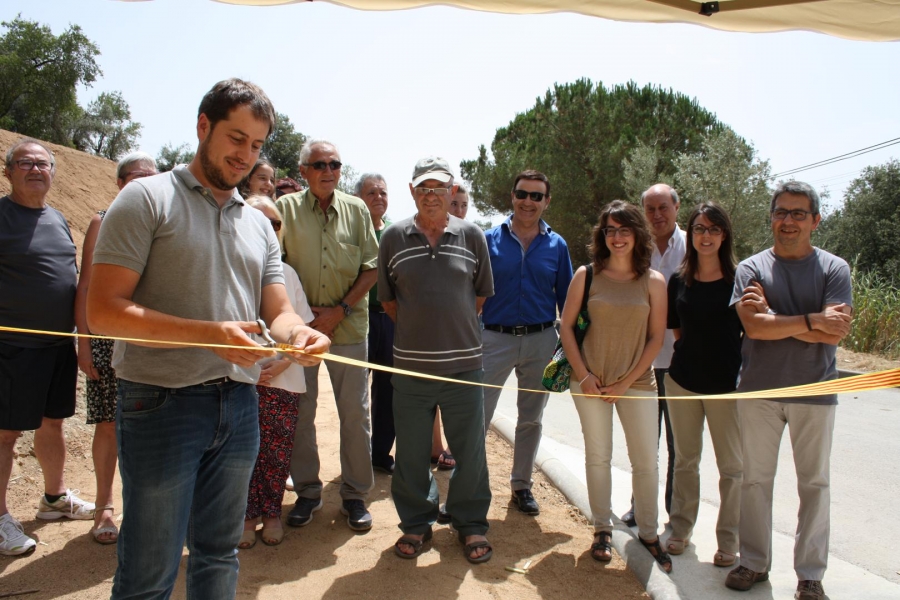 L'alcalde Francesc Bonet, inaugurant el camí de vianants