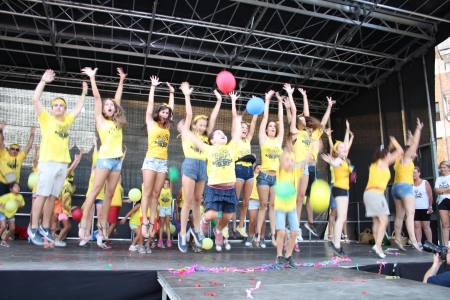Els Grocs fent la seva flashmob