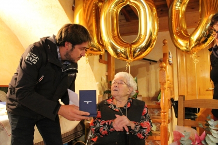 Baró rebent la medalla centenària per part de Bonet