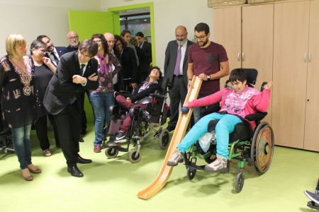 Sorprès per com els nois juguen a la boccia