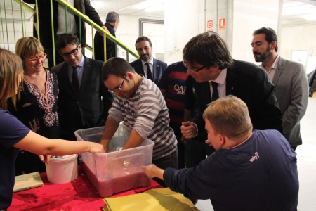 Mirant l'elaboració per fer pasta de paper reciclat