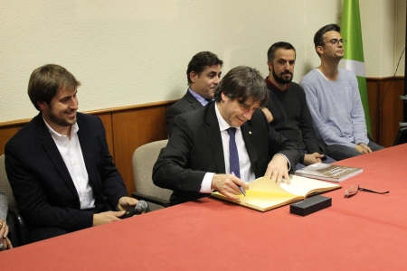 Firmant el llibre d'honor de l'Ajuntament