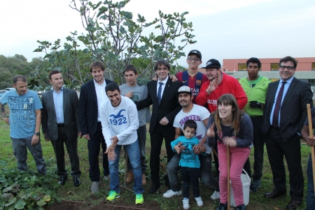 De visita a l'hort del centre ocupacional