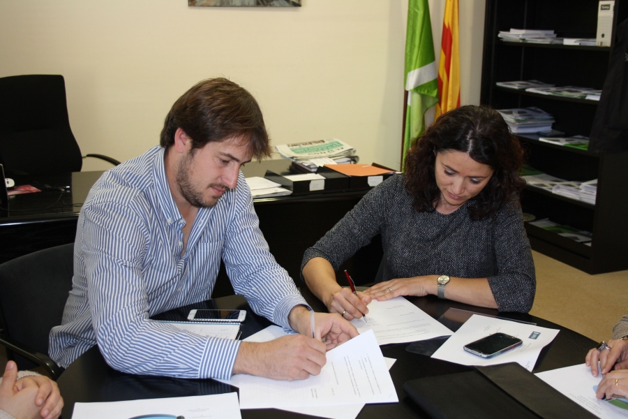 Francesc Bonet i Berta Trillo signant el conveni