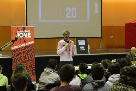 Presentació davant del públic de l'activitat Santaka Zombie