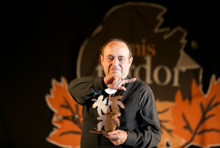 Joan Casals, recollint emocionat el premi a santaeulalienc de l'any. Foto: Jordi Muntal