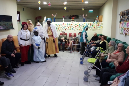 Els Reis visitant una llar d'avis