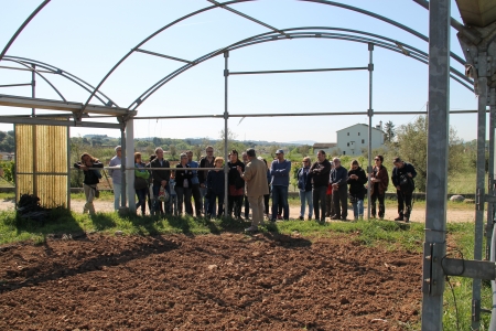 Una de les visites a l'hort de l'Espelt