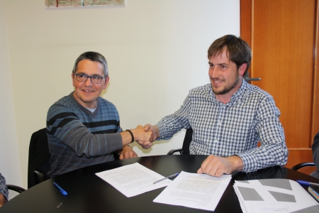 Francesc Bonet i Ramon Vilageliu durant la signatura de l'acord