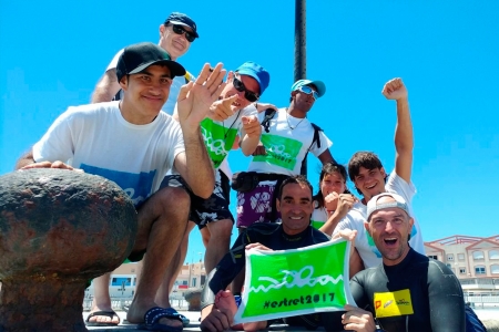 Luque i Mingote, acompanyats dels nois d'Apindep, a la seva arribada al Marroc