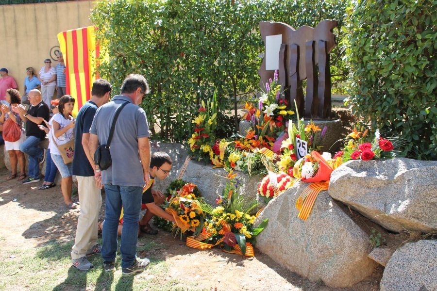 Ofrena floral per part de les entitats del poble de Santa Eulàlia